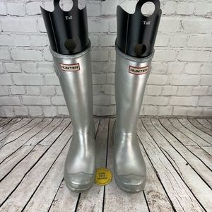 Hunter boots. It fits women size 5. Silver